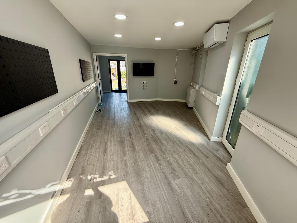 Lot: 75 - FREEHOLD REFURBISHED OFFICE WITH PARKING - Room to rear